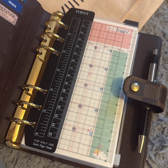 Louis Vuitton - Picture 16 of 17